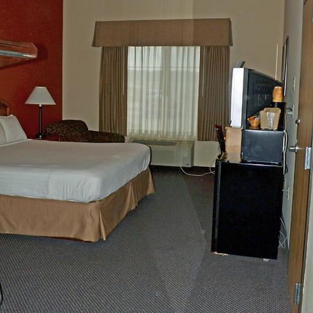 Paola Inn And Suites מראה חיצוני תמונה
