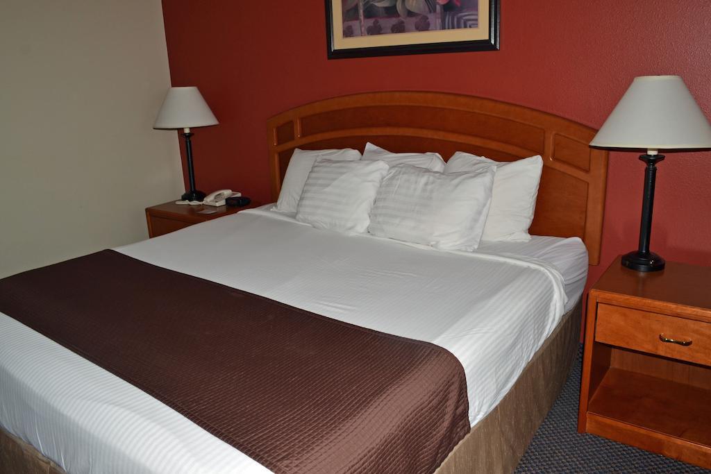 Paola Inn And Suites חדר תמונה