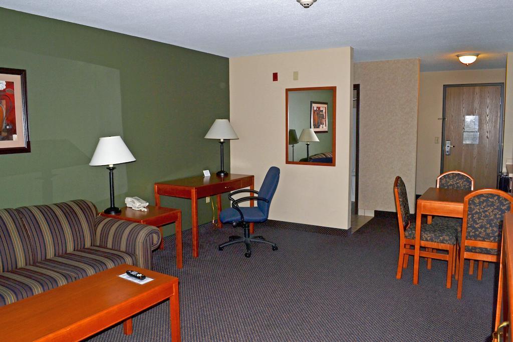 Paola Inn And Suites חדר תמונה