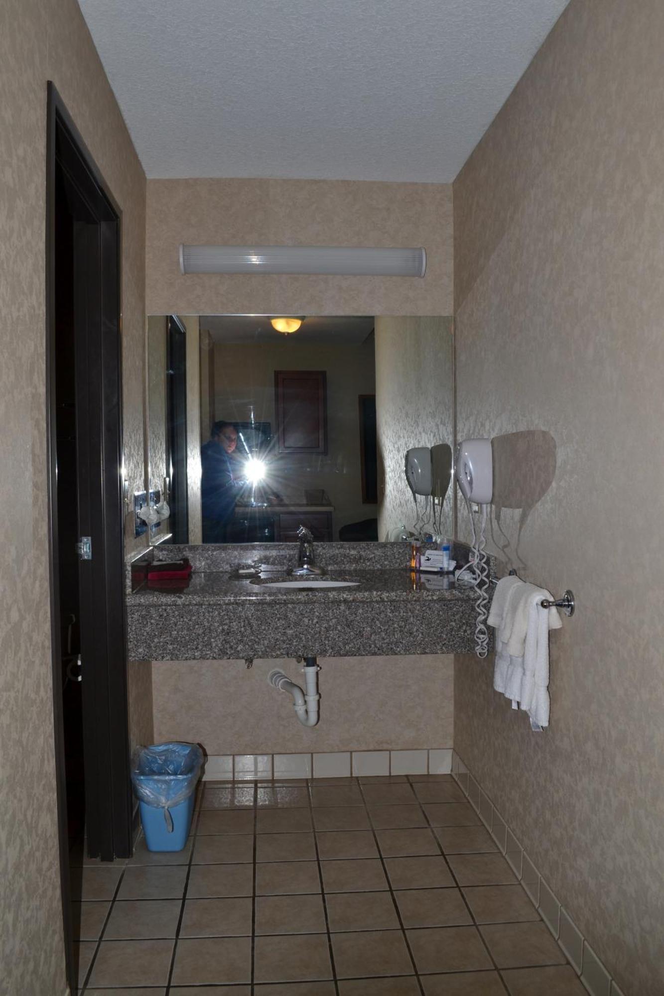 Paola Inn And Suites מראה חיצוני תמונה