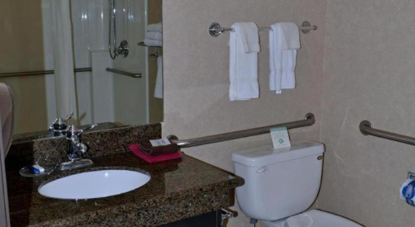 Paola Inn And Suites מראה חיצוני תמונה