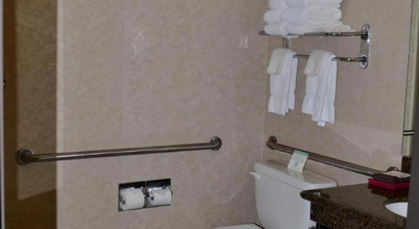 Paola Inn And Suites מראה חיצוני תמונה