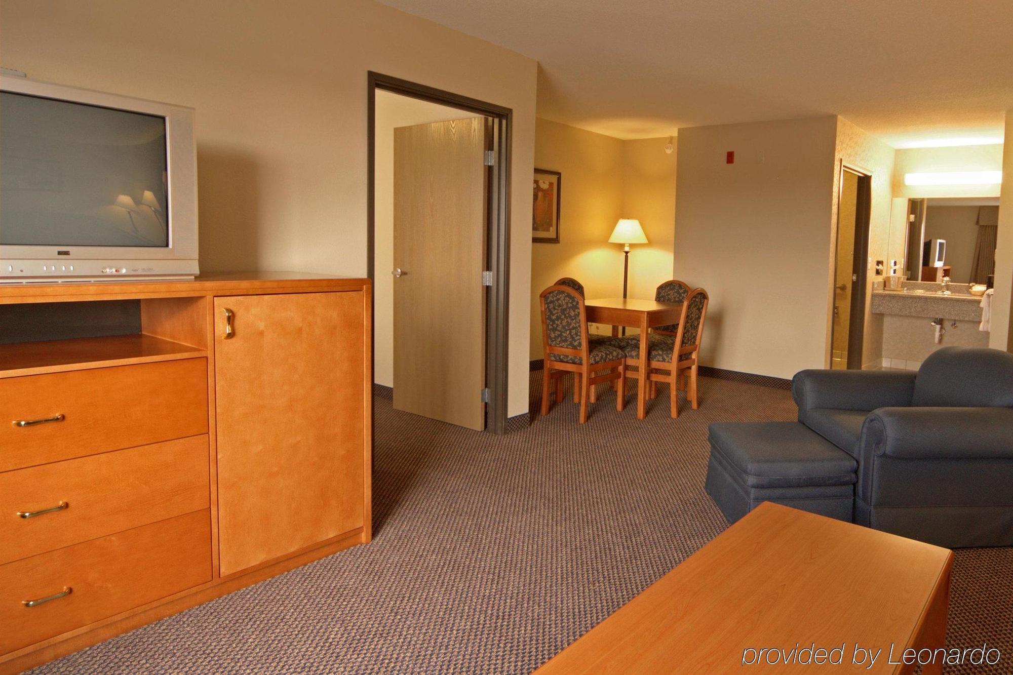 Paola Inn And Suites חדר תמונה