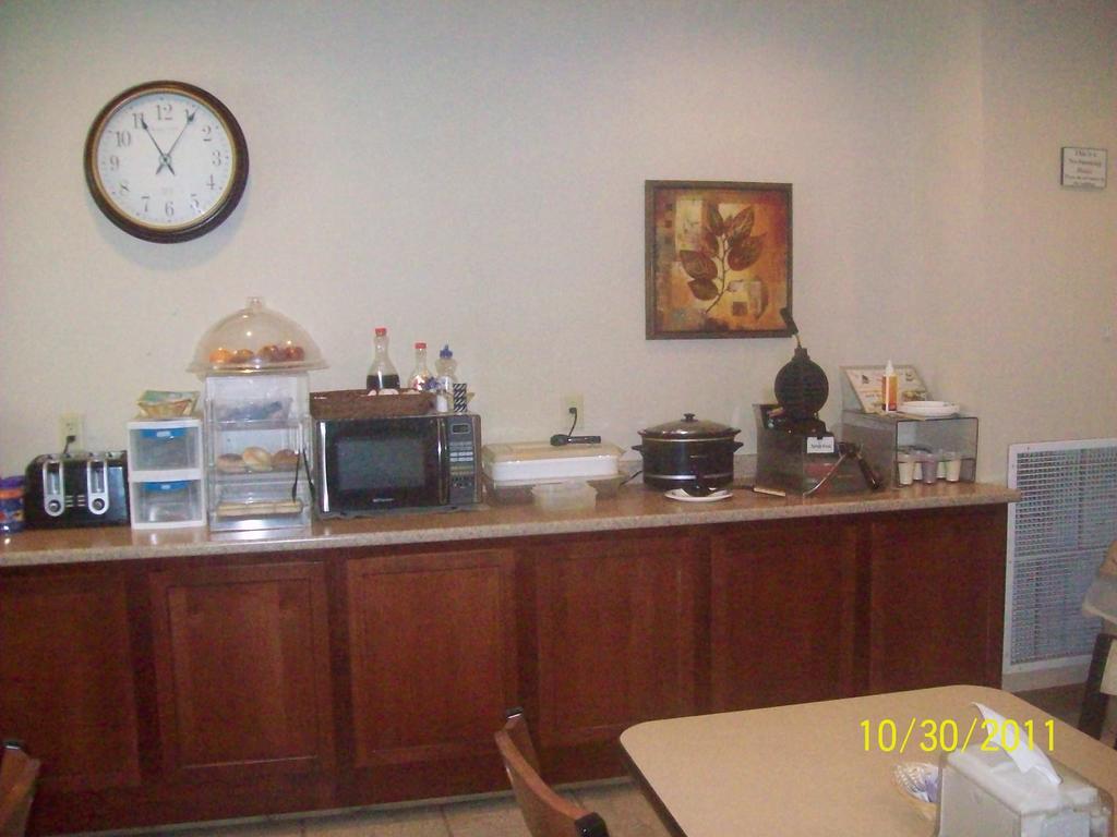 Paola Inn And Suites מראה חיצוני תמונה