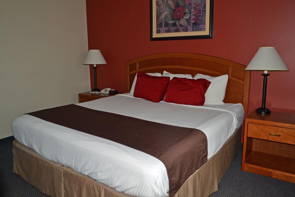 Paola Inn And Suites מראה חיצוני תמונה