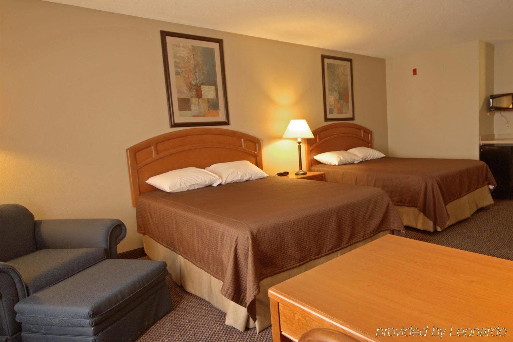 Paola Inn And Suites מראה חיצוני תמונה
