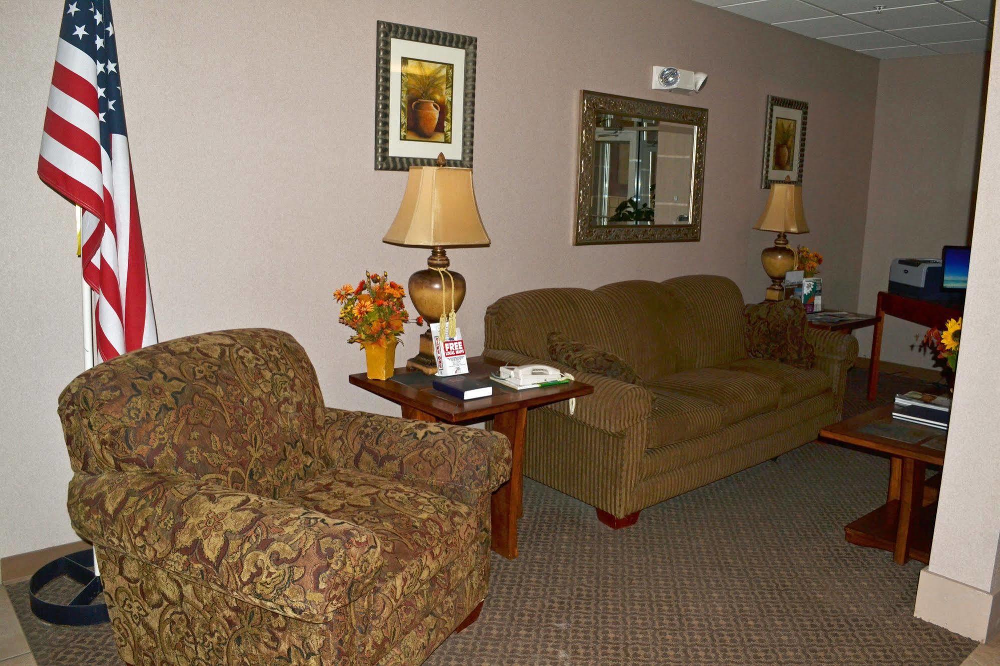 Paola Inn And Suites מראה חיצוני תמונה
