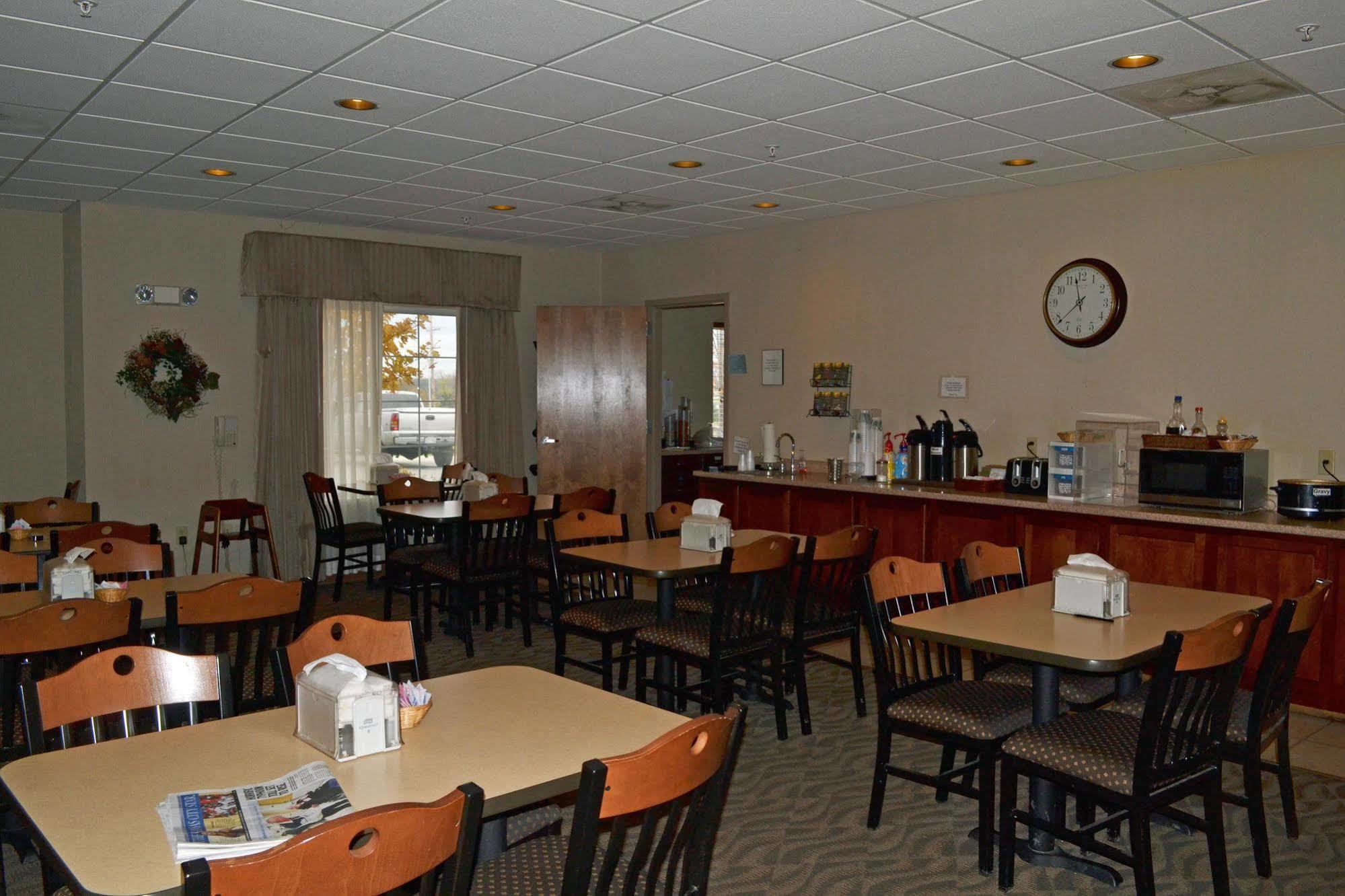 Paola Inn And Suites מראה חיצוני תמונה