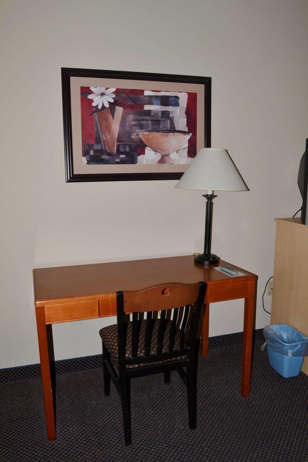 Paola Inn And Suites מראה חיצוני תמונה
