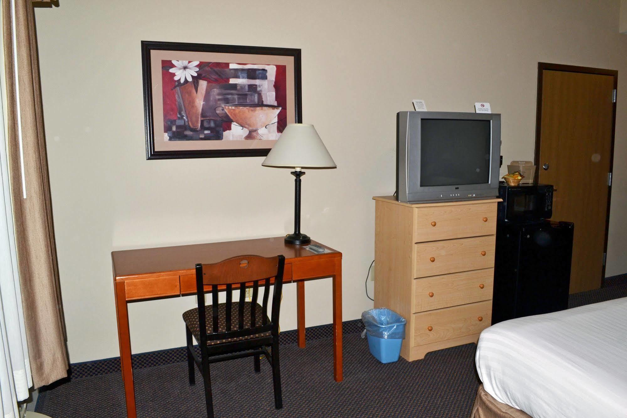 Paola Inn And Suites מראה חיצוני תמונה