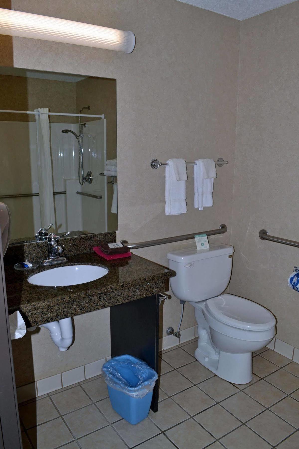 Paola Inn And Suites מראה חיצוני תמונה