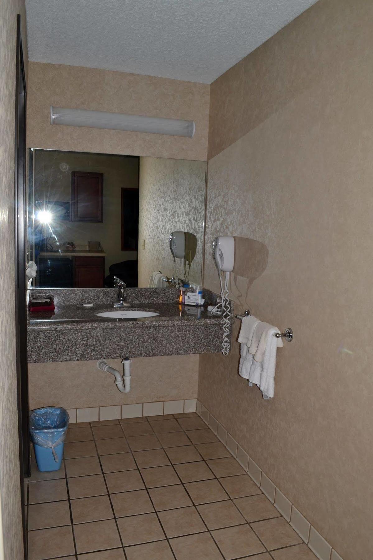 Paola Inn And Suites מראה חיצוני תמונה