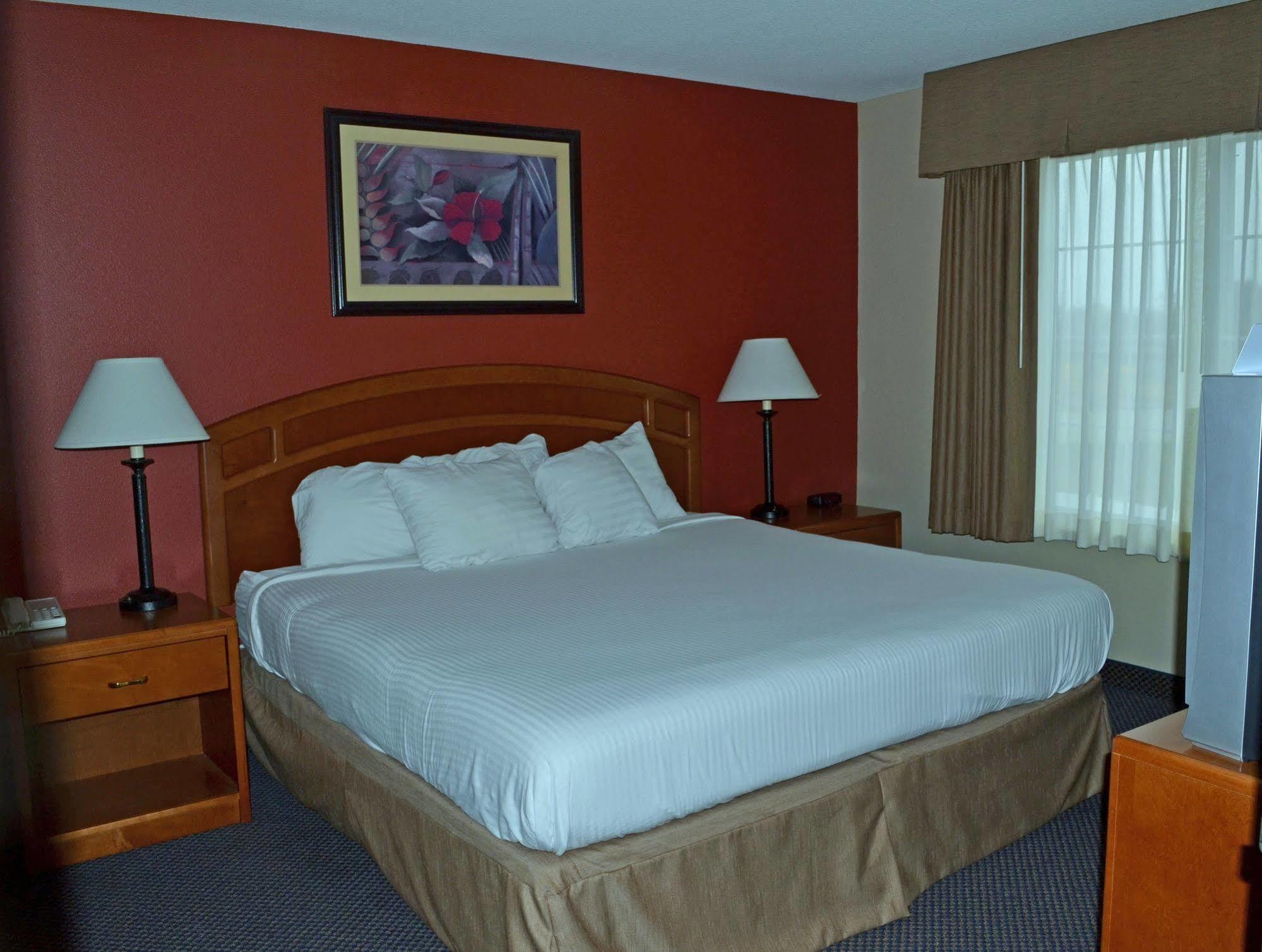 Paola Inn And Suites מראה חיצוני תמונה