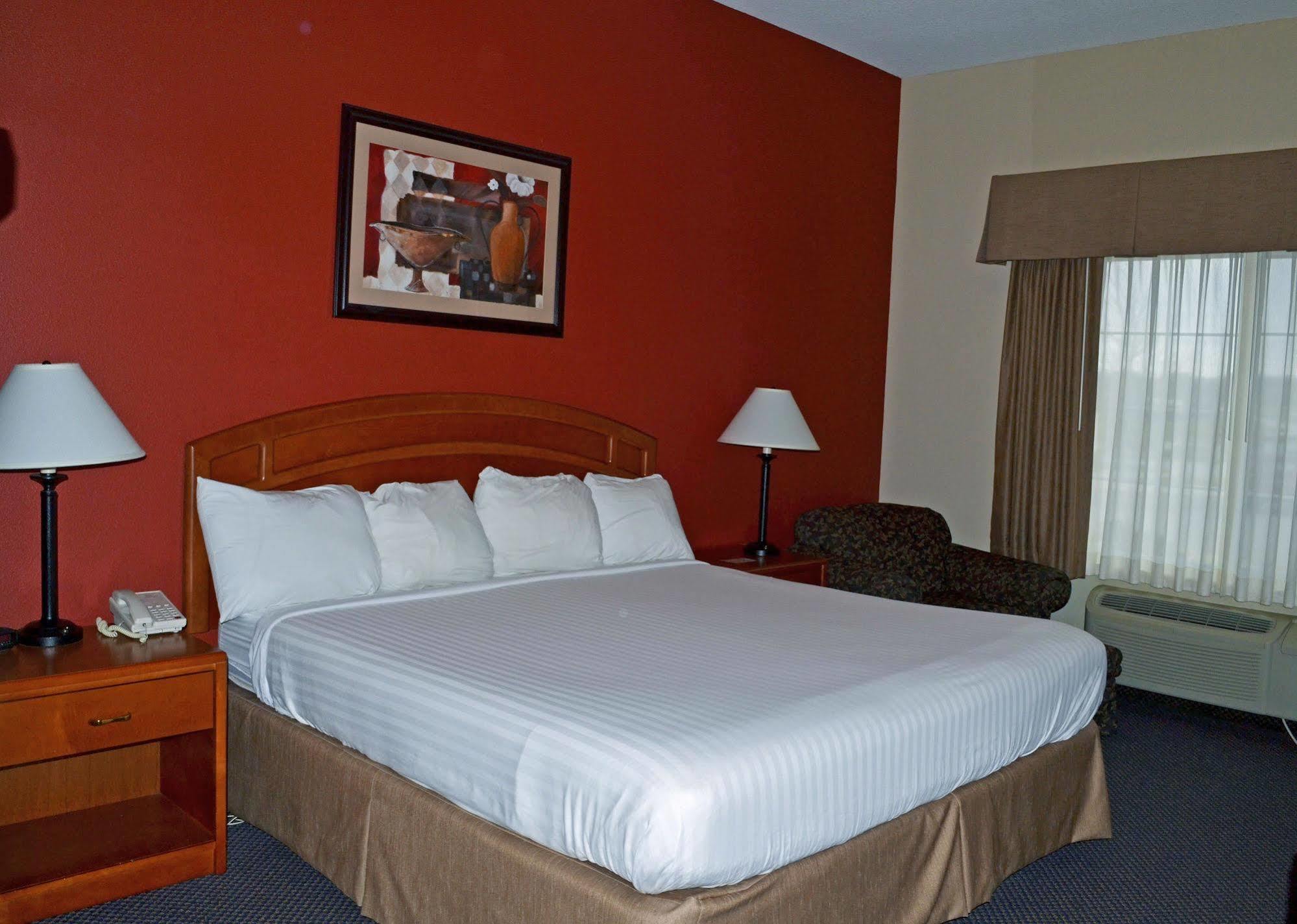 Paola Inn And Suites מראה חיצוני תמונה