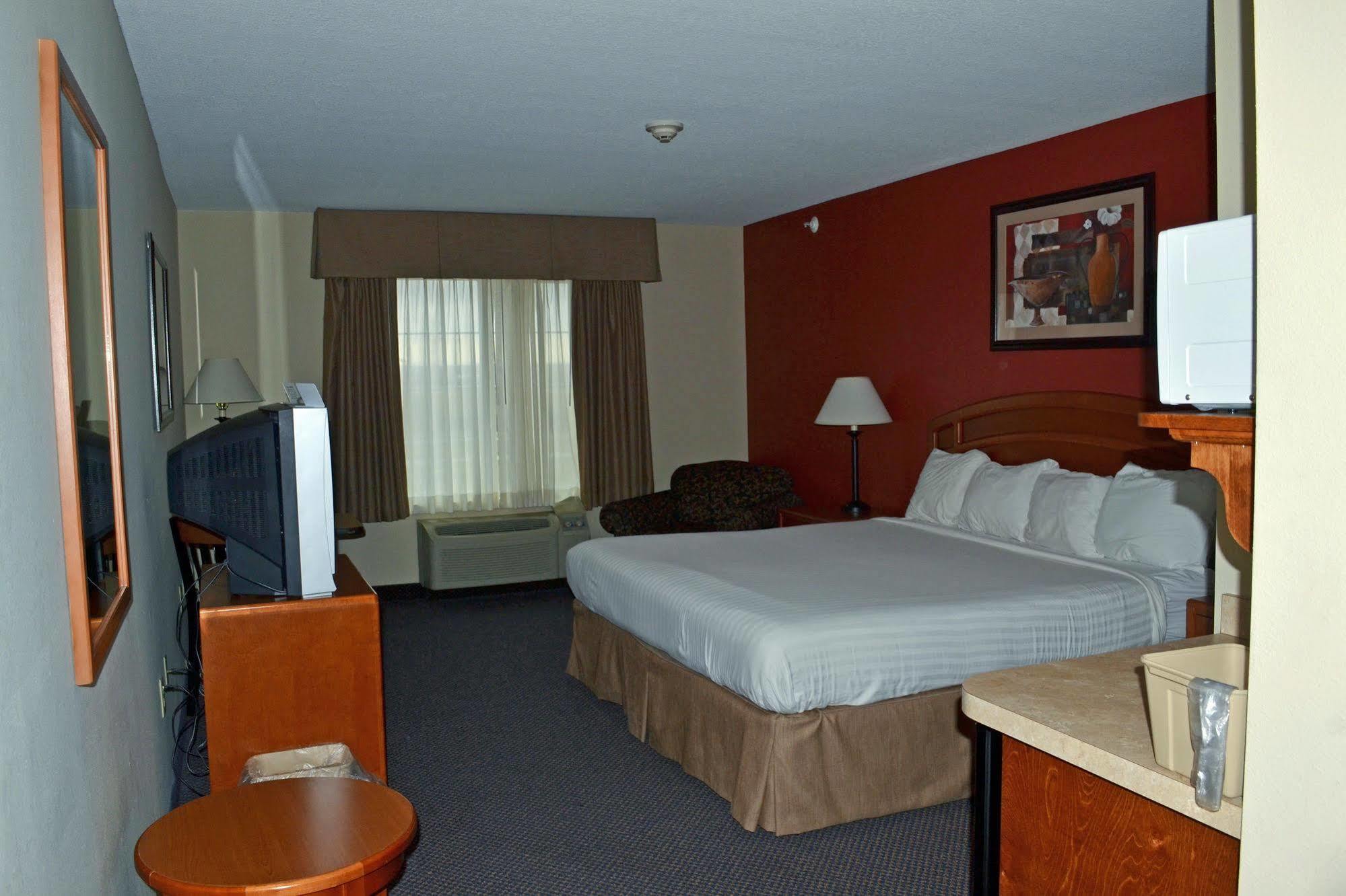 Paola Inn And Suites מראה חיצוני תמונה