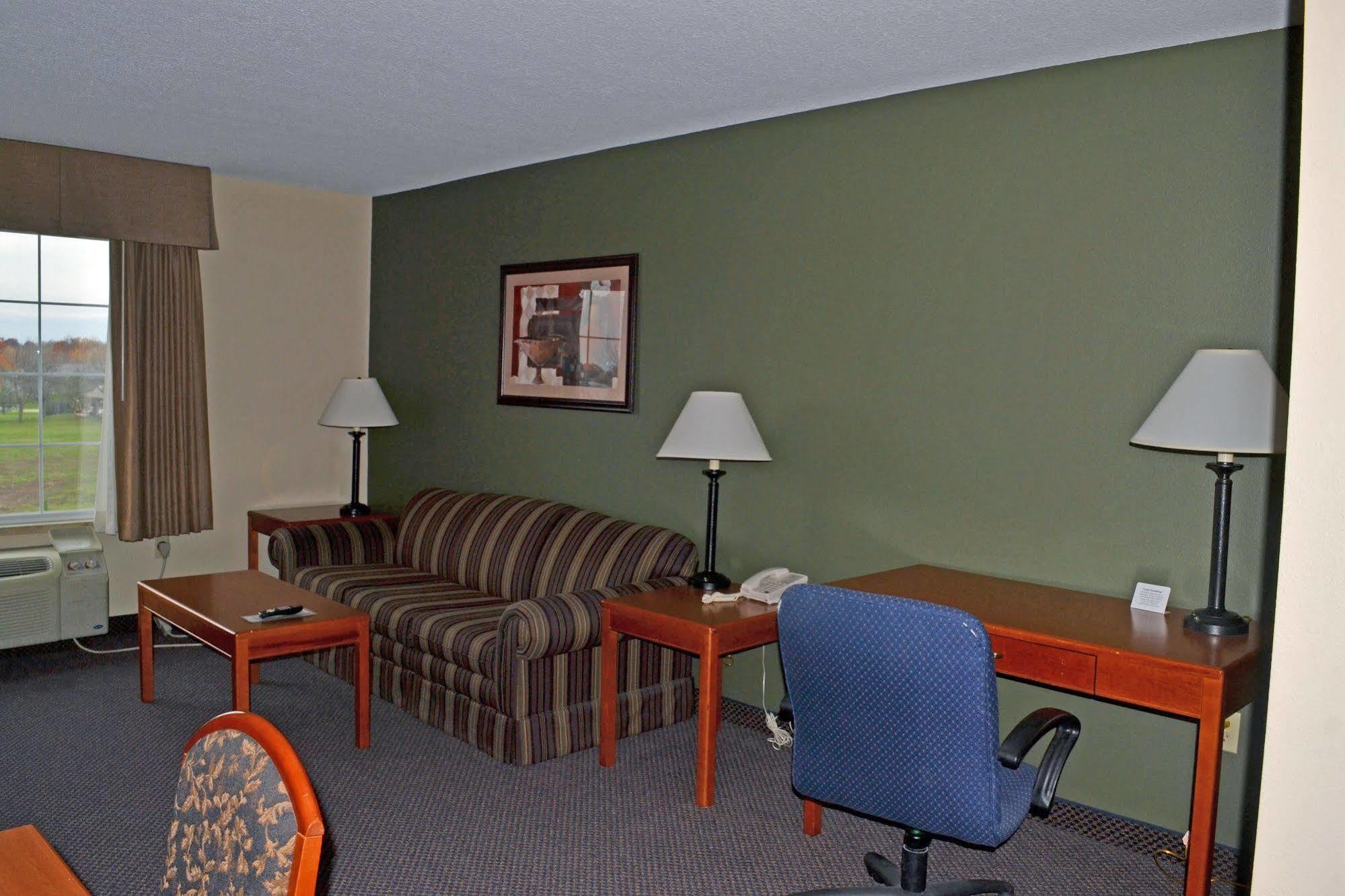Paola Inn And Suites מראה חיצוני תמונה