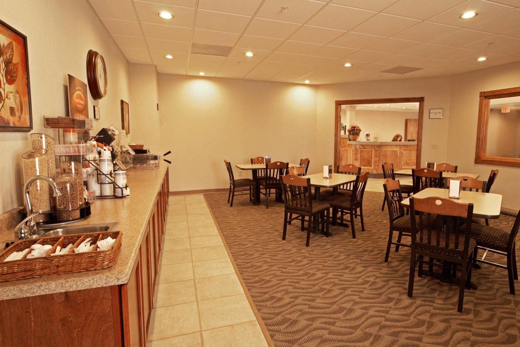 Paola Inn And Suites מראה חיצוני תמונה