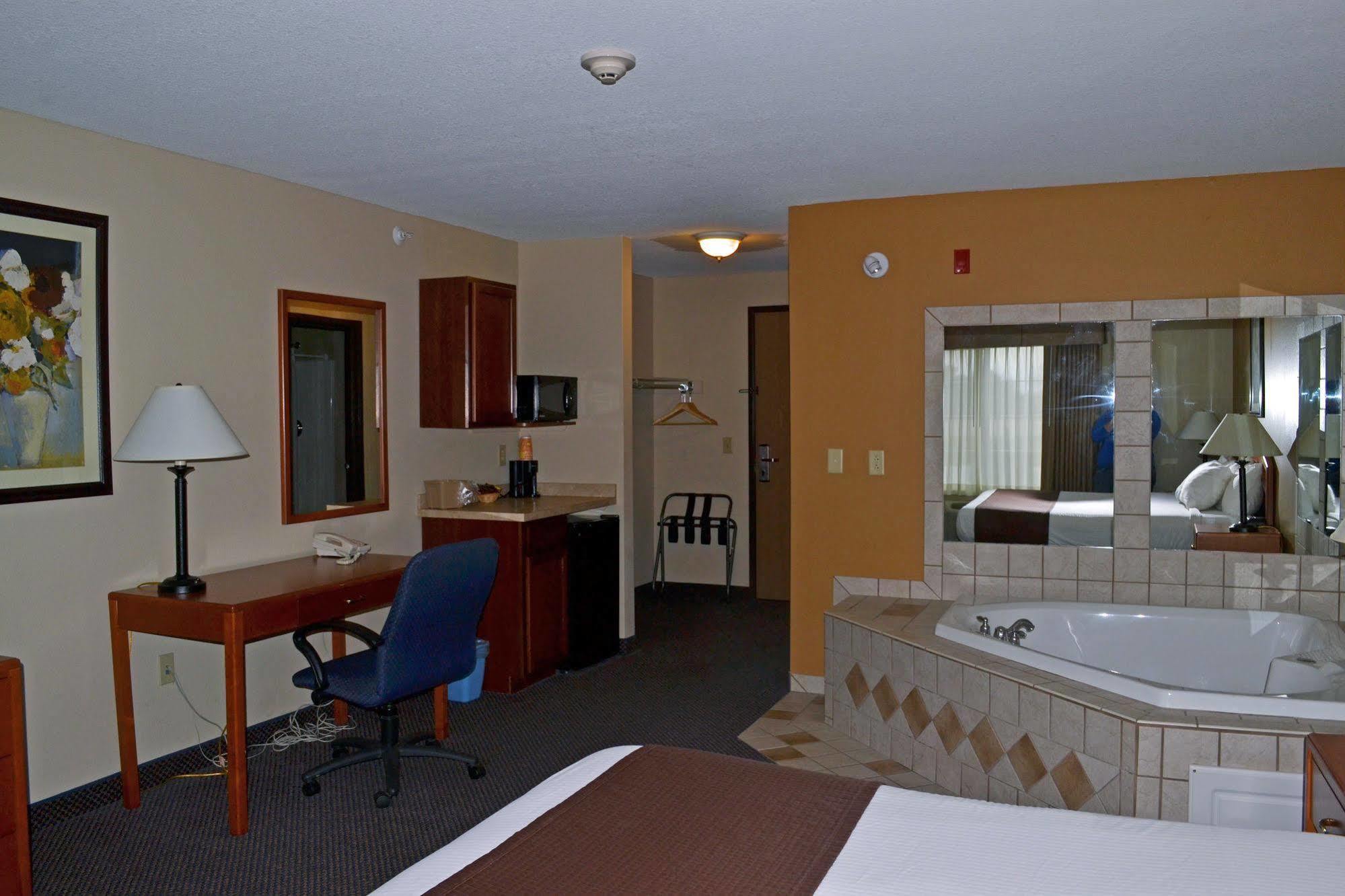 Paola Inn And Suites מראה חיצוני תמונה