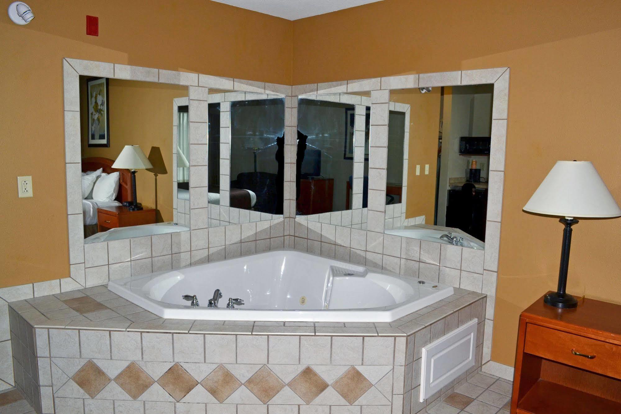 Paola Inn And Suites מראה חיצוני תמונה
