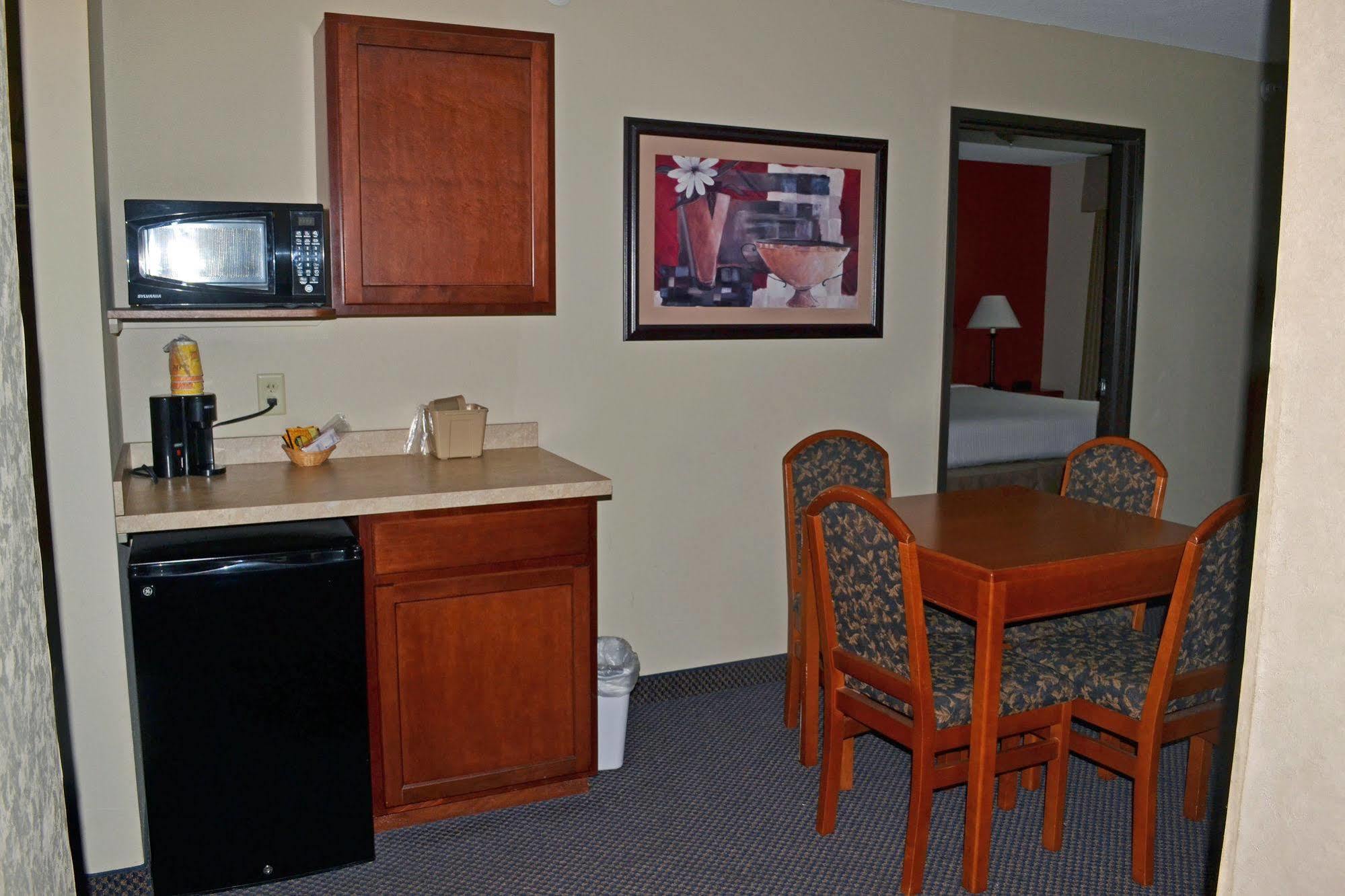 Paola Inn And Suites מראה חיצוני תמונה