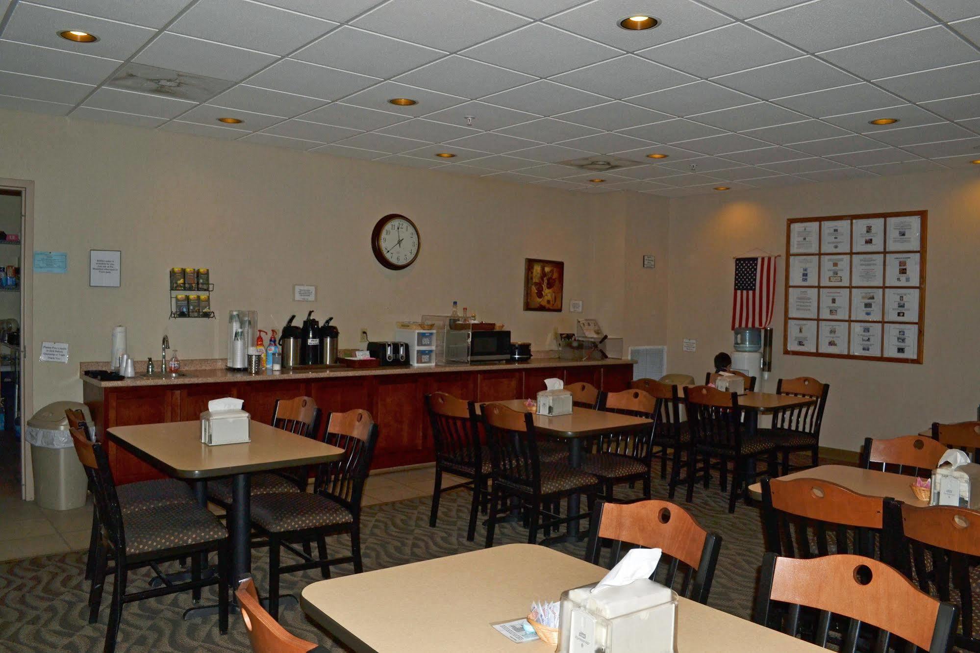 Paola Inn And Suites מראה חיצוני תמונה